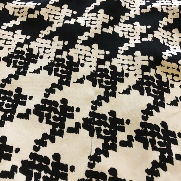 4/$25CAbi Black White Print Sleeveless Top Size XS - Picture 9 of 9